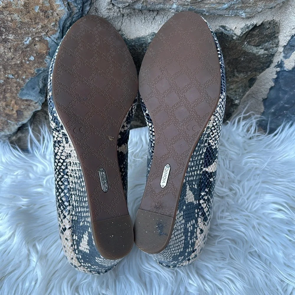 VIONIC Antonia Snakeskin Closed Toe Wedge Casual comfort low wedge sz 10